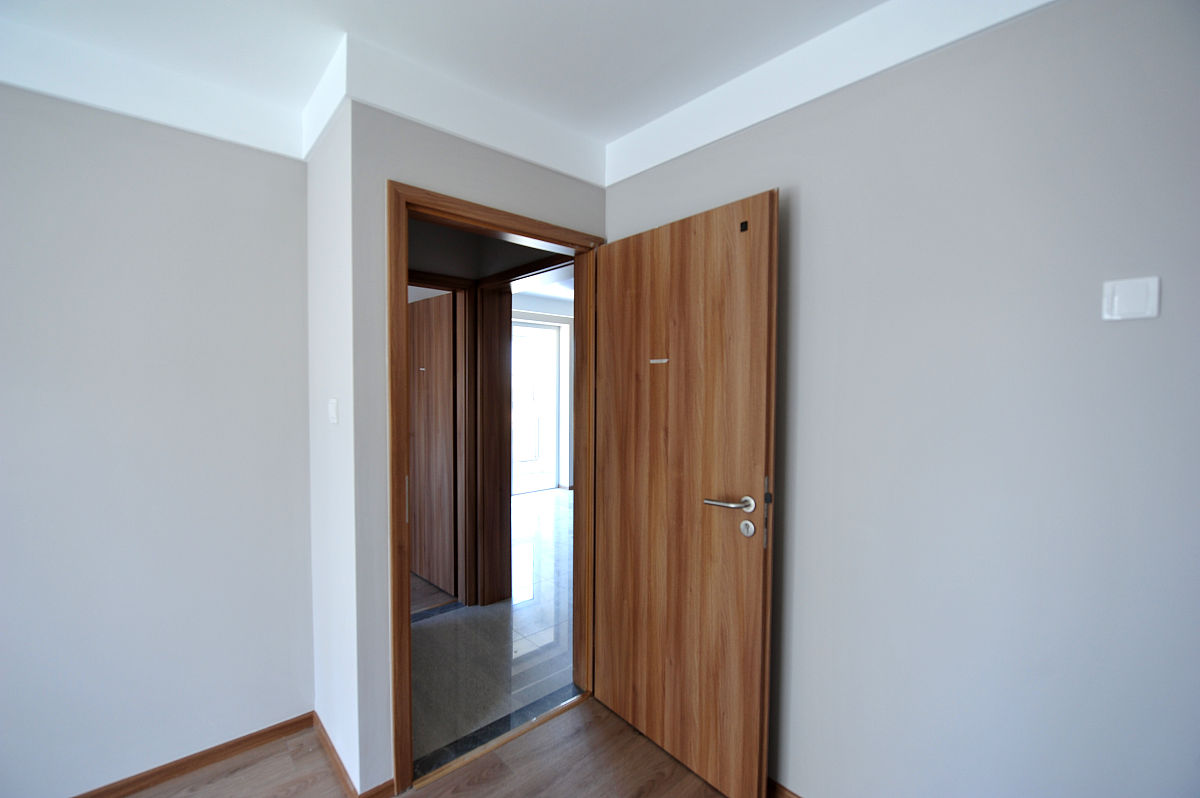 写篇1000字新房装修开发商装的入户门要不要换？什么时候换？看完不纠结的文章