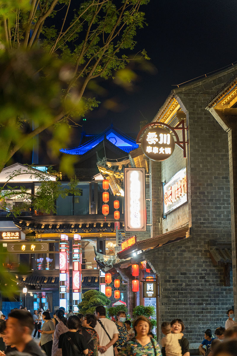 2021年9月12日,合肥,实拍仿宋朝文化商业街贡街夜色.