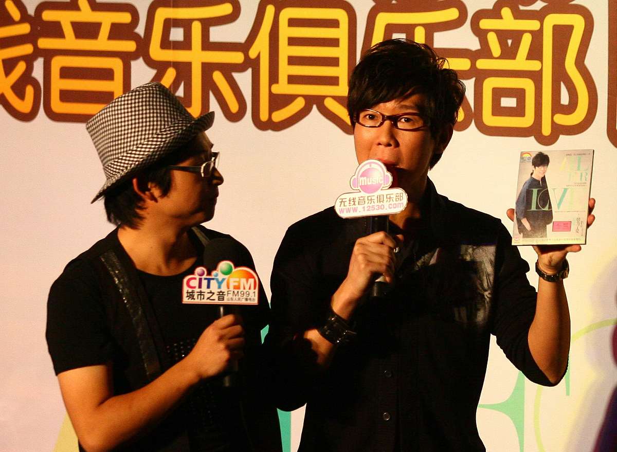 2009年11月16日,济南,"品冠——爱情大富翁"全国巡回歌友会济南站演出