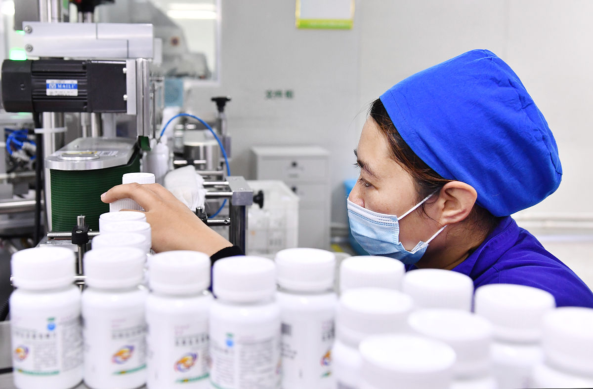 在进行精神科药物的副作用管理时具体说明医生应该如何了解各种精神科药物的副作用种类、发生机制等以便在用药过程中及时发现和处理副作用写一段话