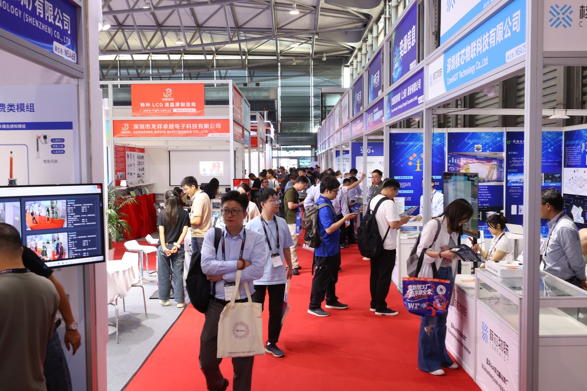 你的企业作为参展商参与第134届广交会将会退到来自不同国家的海外客商并与之进行商务沟通。我们知道沟通的过程有八个要素参展两和客商形成了发讯者和收讯者。请根据自己的识和经验回答沟通在什么环境中进行