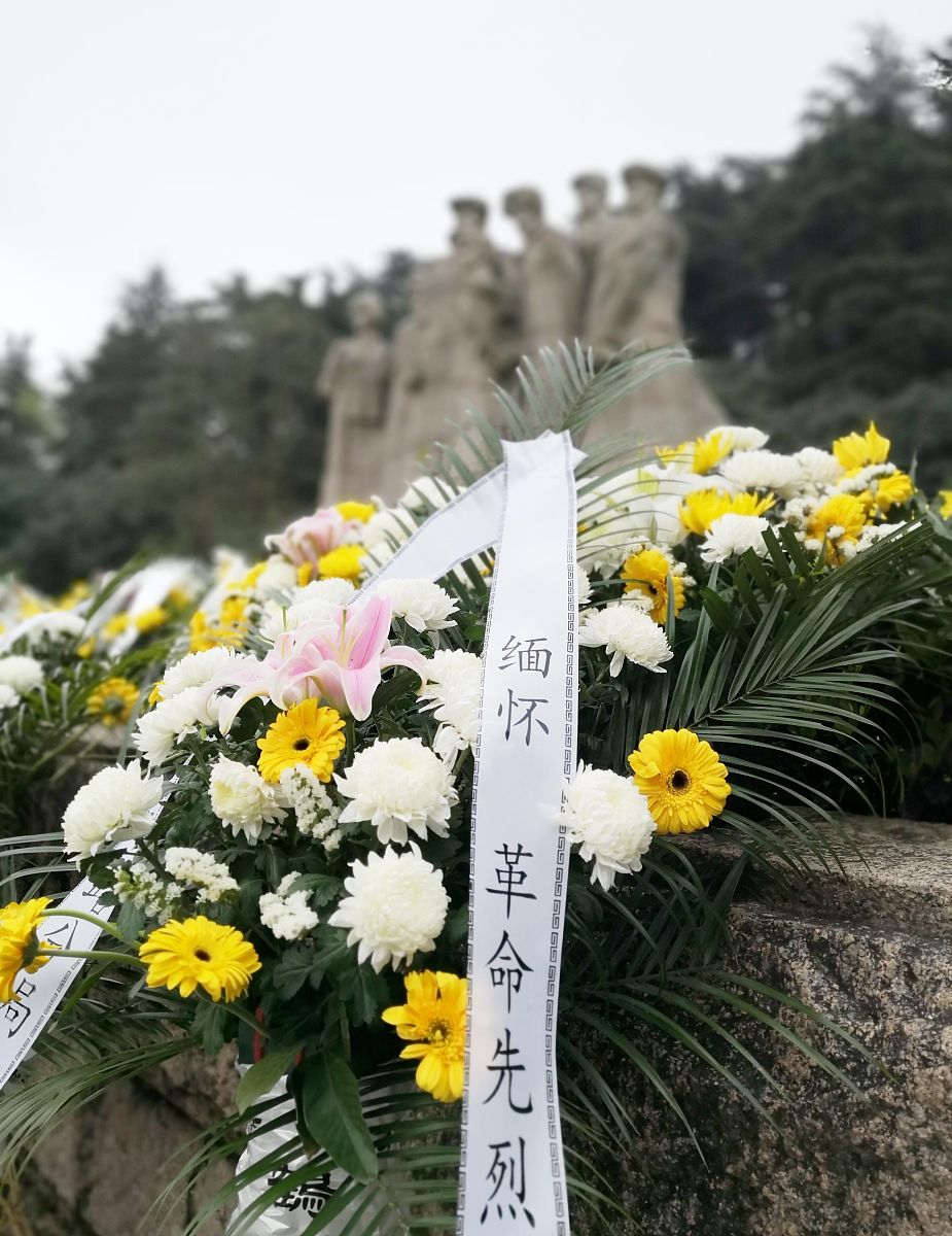 2021年4月2日,南京,清明节将至,人们来到雨花台烈士陵园,缅怀先烈,寄