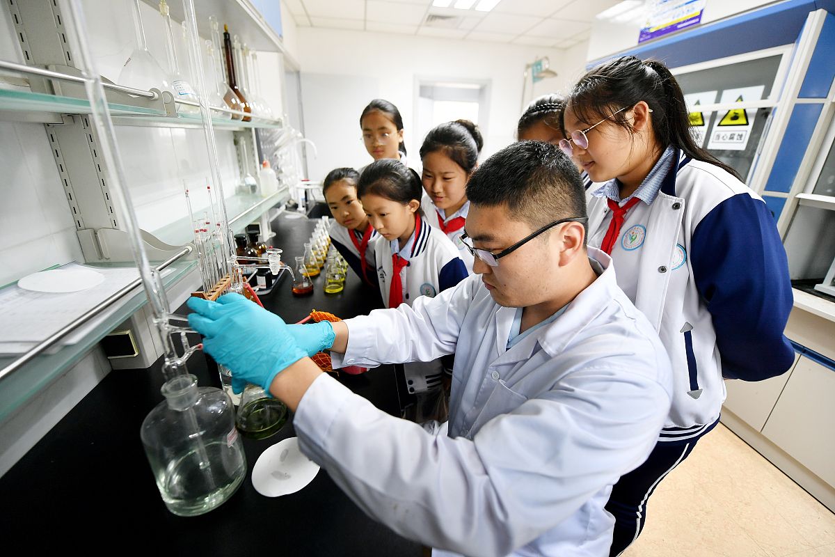 整理项目材料、协助水质监测实验、熟悉实验操作及仪器使用、清洗并整理实验器材、部分实验数据分析、协助撰写环境影响评价报告、档案整理为实习内容的个人实习总结1000字