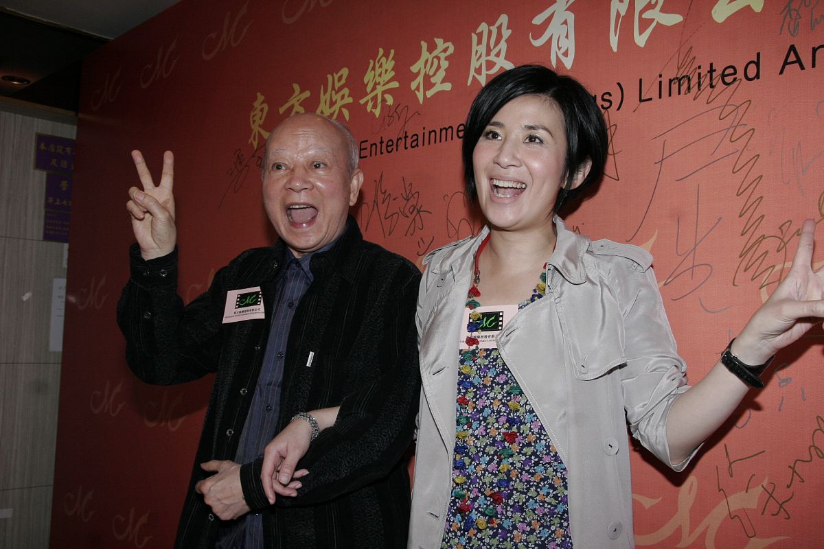 2009年2月11日,香港,东方娱乐控股有限公司周年春茗举行.吴君如与父亲