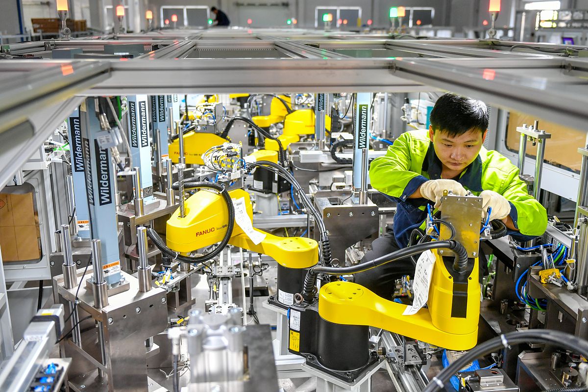 详细说明机器人控制系统与切换系统之间的联系