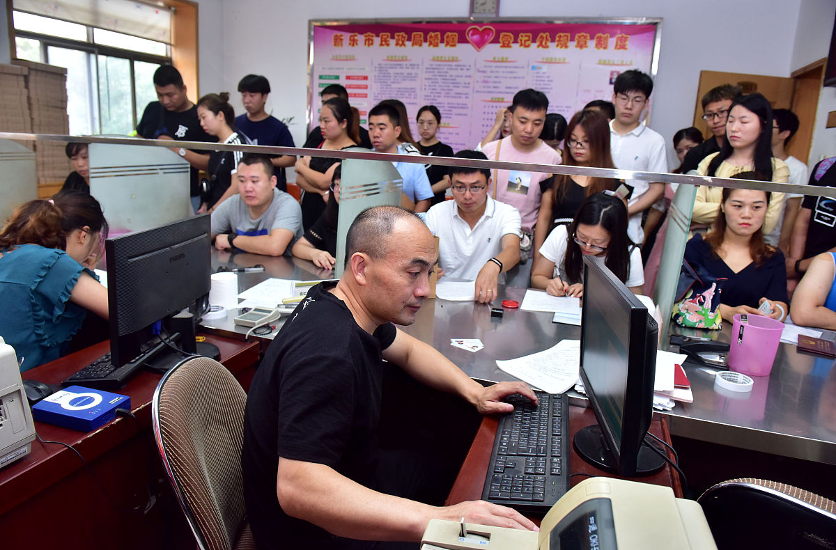 2019年8月7日,石家庄,新乐市民政局婚姻登记处,新人们在排队办理结婚