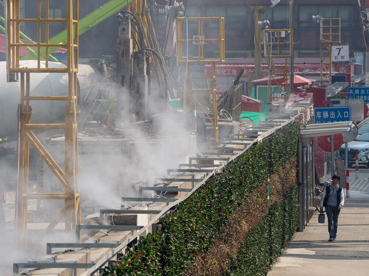 写一篇新闻稿主题是发城镇落实建筑工地扬尘污染治理具体措施为设置围挡、设置雾状喷淋、采取湿法作业等并起个题目