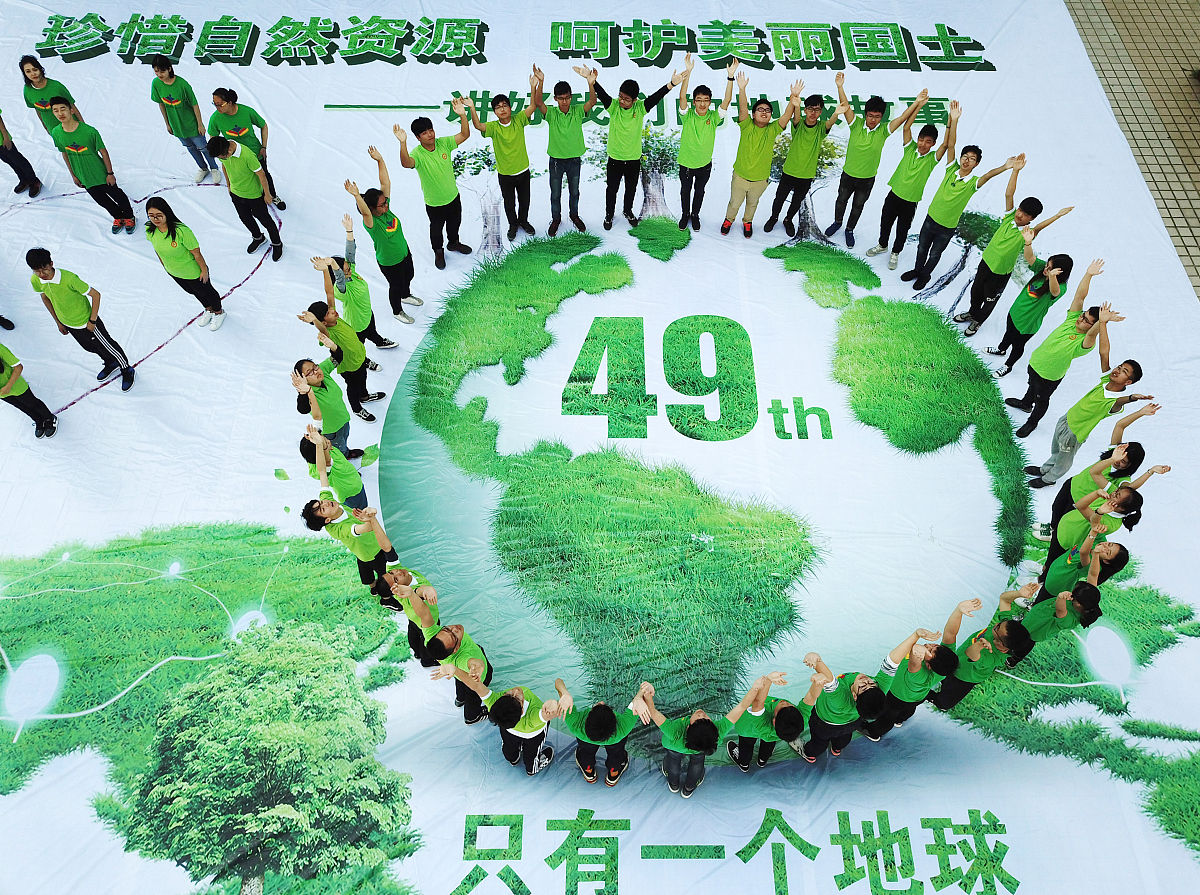 根据调查问卷得出的结果，50%的消费者认为A公司在推进绿色物流方面非常需要员工的支持，46.3%的消费者认为A公司在推进绿色物流方面需要员工的支持，3.7%的消费者认为A公司在推进绿色物流方面不需要员工的支持。