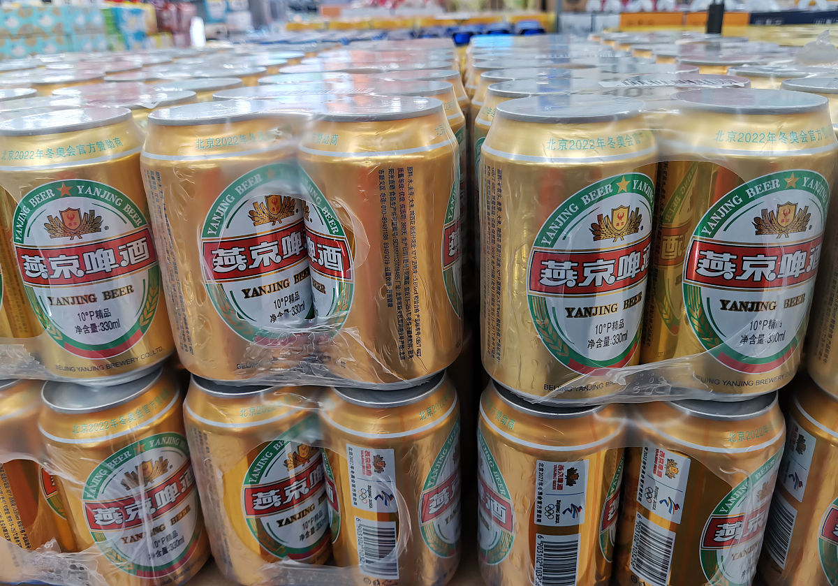 请分析燕京啤酒与青岛啤酒之间的差距是什么？两者的股价差异为何这么大？