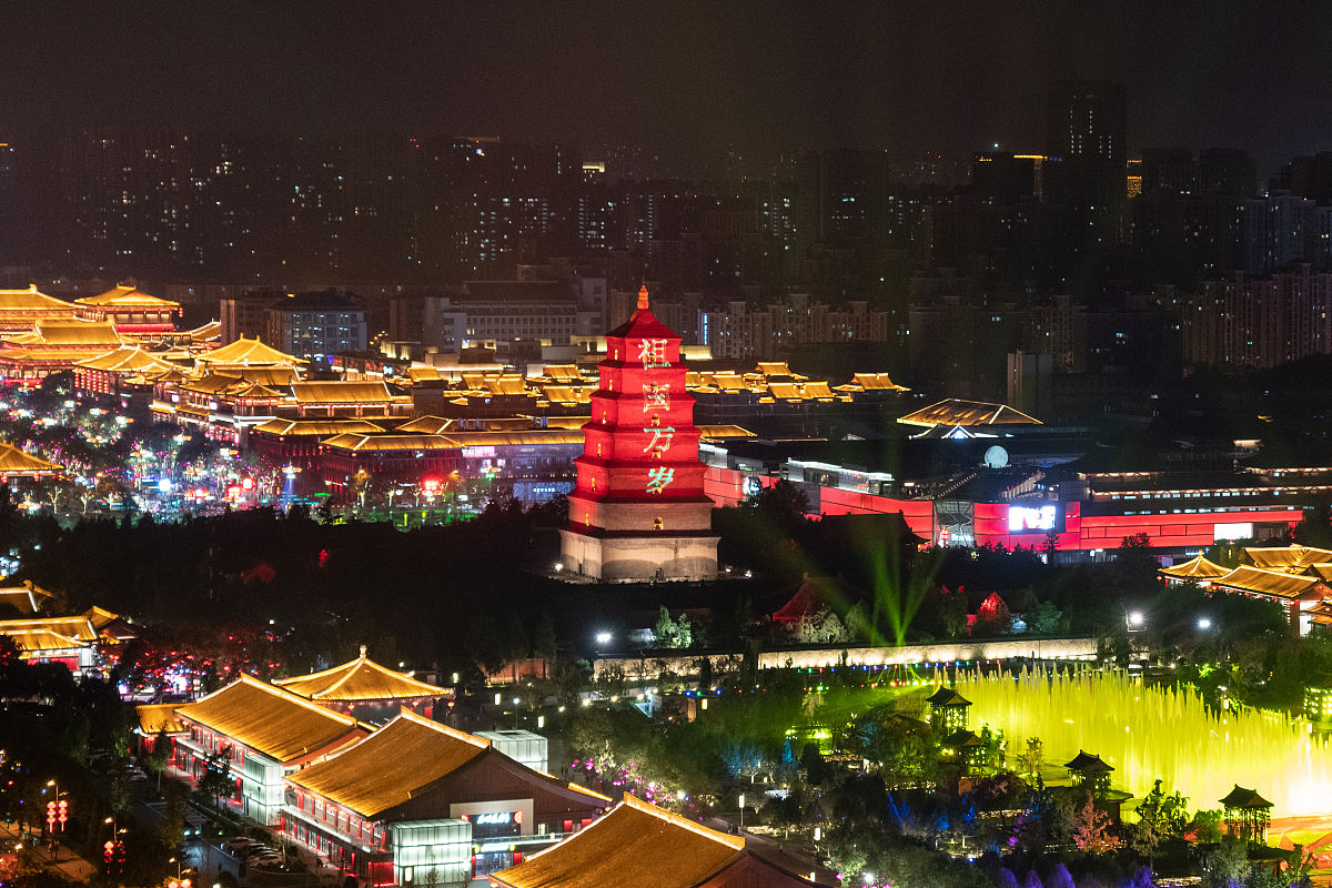 2019年9月28日,陕西省西安市,大雁塔北广场上演《我和我的祖国》水舞