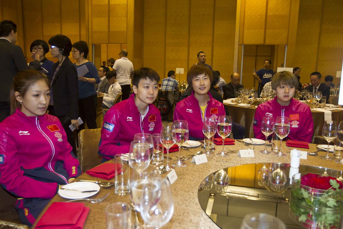 丁宁说晚上要请客吃饭