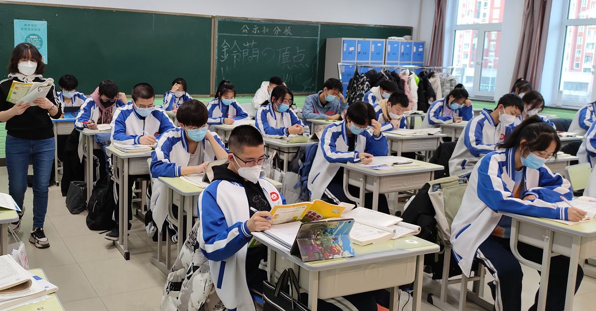 2021年12月7日,黑龙江黑河市第一中学高三学生在上课.
