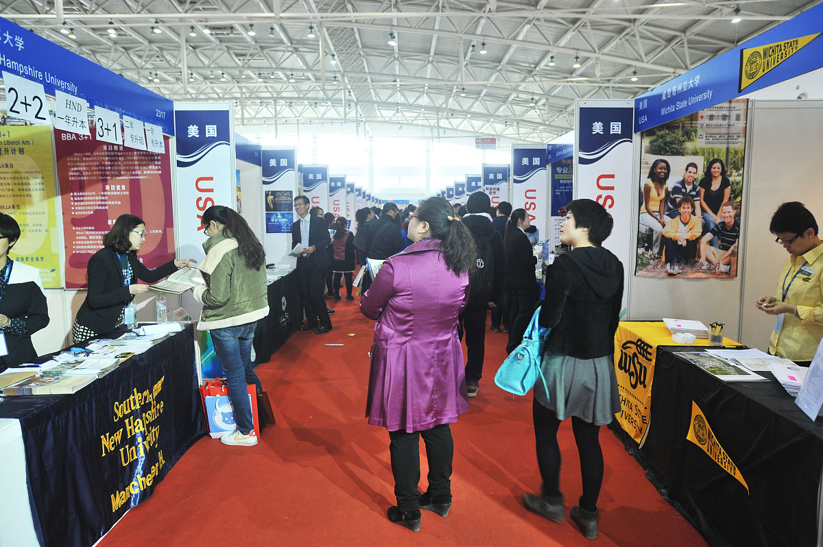 指导老师和学生一起观摩中学教学我们交完见习报告后指导老师对我们的表现的评价和本次见习的总结