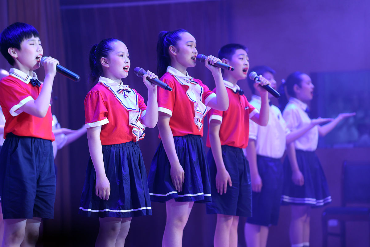 上午830也是在同学所住农户家中排练朗诵为了今天傍晚的正式的演出也是筹备并提前演练了好些天。