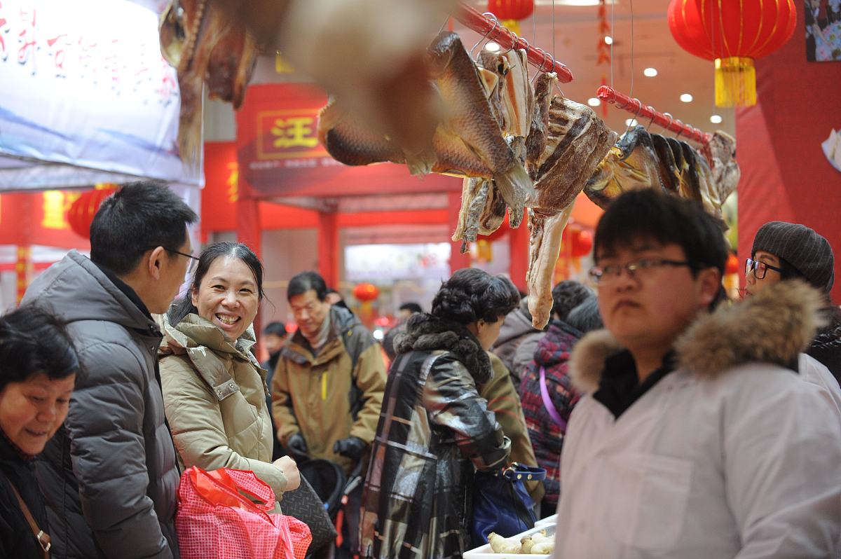 2018年2月3日,武汉,第30届武汉商业吃穿用大联展开幕,全国各地精品特