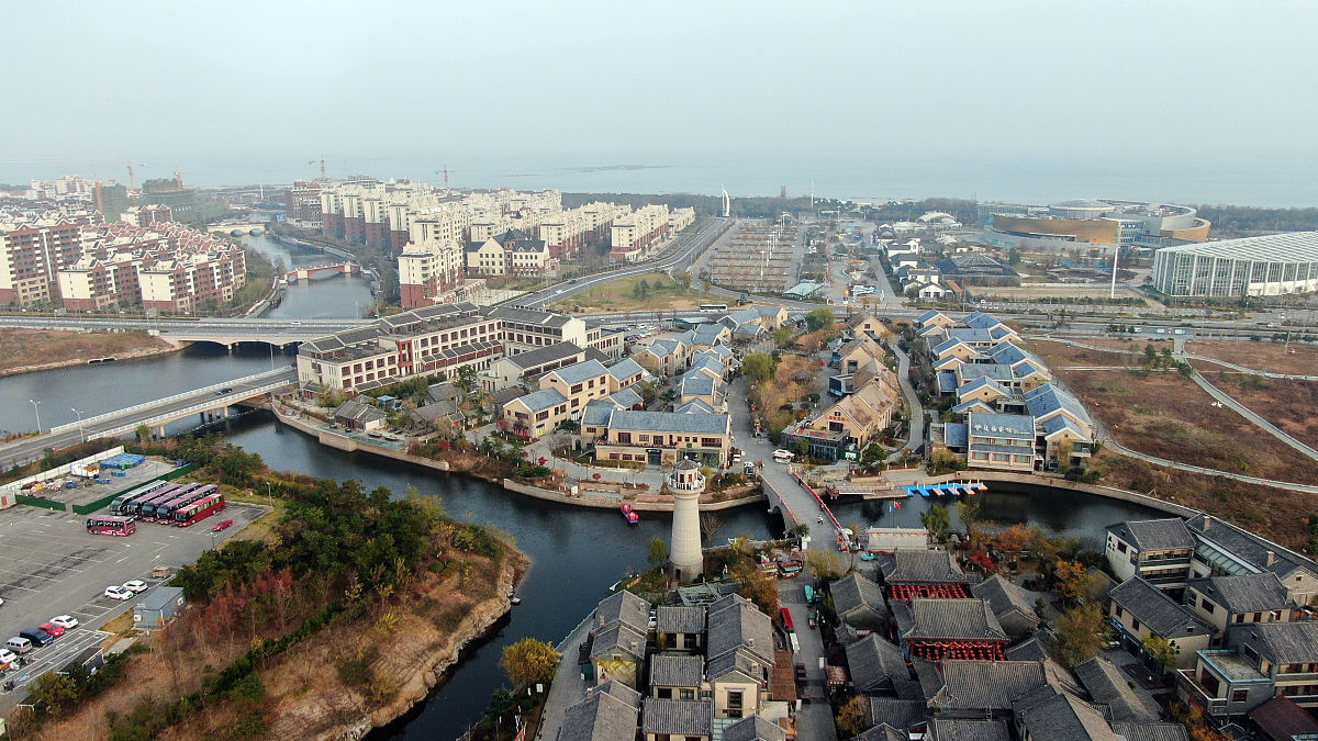 2021年11月21日,山东省日照市,东夷小镇鳞次栉比的仿古建筑错落有致.