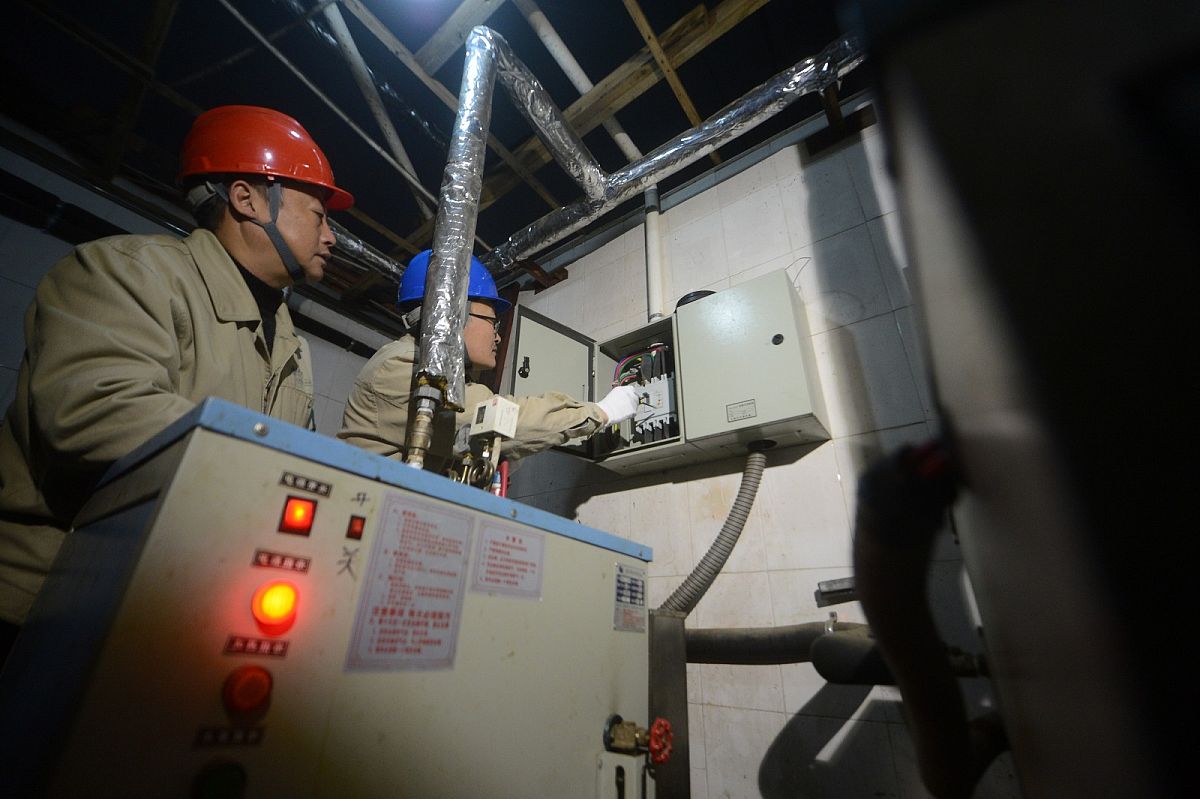 设备在使用运过程中由于某些零部件的磨损、腐蚀、烧损变形等影响到设备的精度、性能和生产效率修复这些由于日常的或不正常的原因而造成的设备损坏和精度劣化。正确操作和精心维护虽然可以减少损伤延长设备使用寿命。除了正确使用和保养外还必须对已磨损的零部件进行更换、修理或改进安排必要的检修计划以恢复设备的精度及性能保证发挥设备应有的效能。总结一下