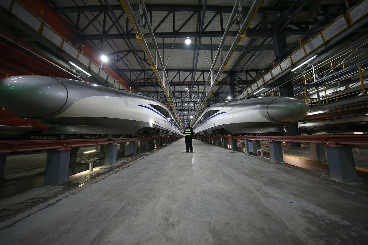 翻译：Accumulated snow and ice in the bogie region of a high-speed train can severely affect the safety of normal operation Snow and ice wind tunnel tests were carried out in a vertical closed-circuit wi