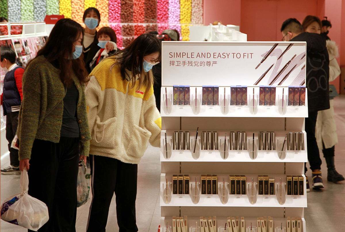 关于新化妆品公司与偶像后援会合作进行商品贩卖的项目以化妆品公司的角度 有什么战略问题