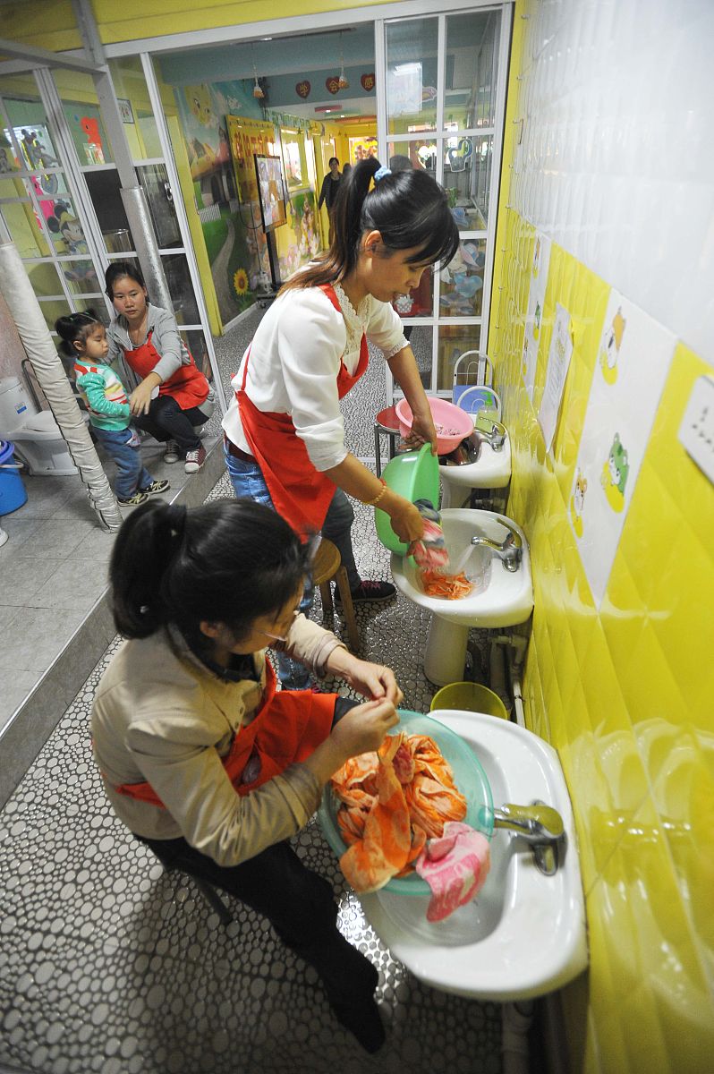 幼儿园实践活动：饲养可爱小鸡，培养幼儿爱心与观察力
