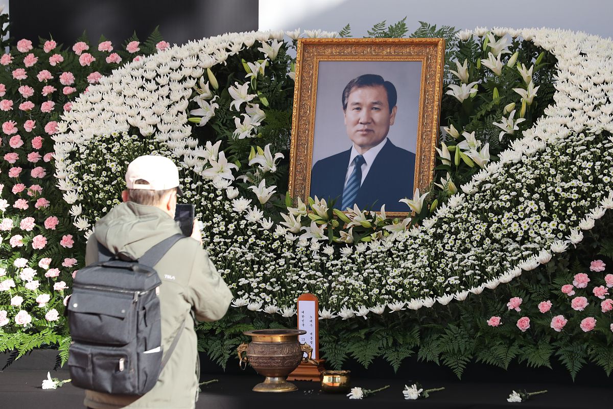 当地时间2021年10月28日,韩国首尔,首尔广场为已故前总统卢泰愚设置灵
