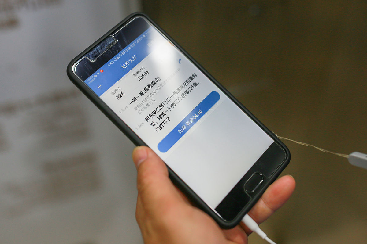 2018年7月8日,湖南常德."有时候延误了,会被客户骂."宋光明说,客户定