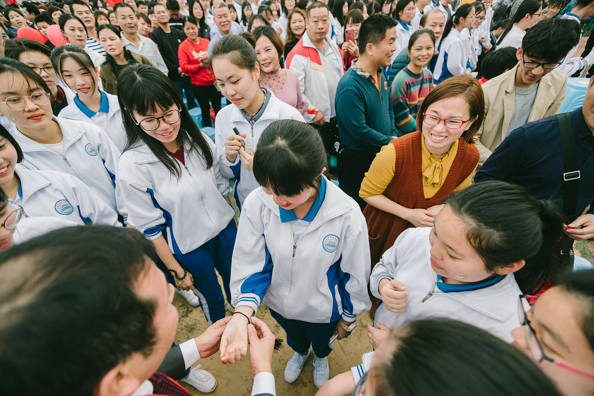 2019年2月27日,广东惠州.领导,老师和家长们走到孩子身边,为他们送上