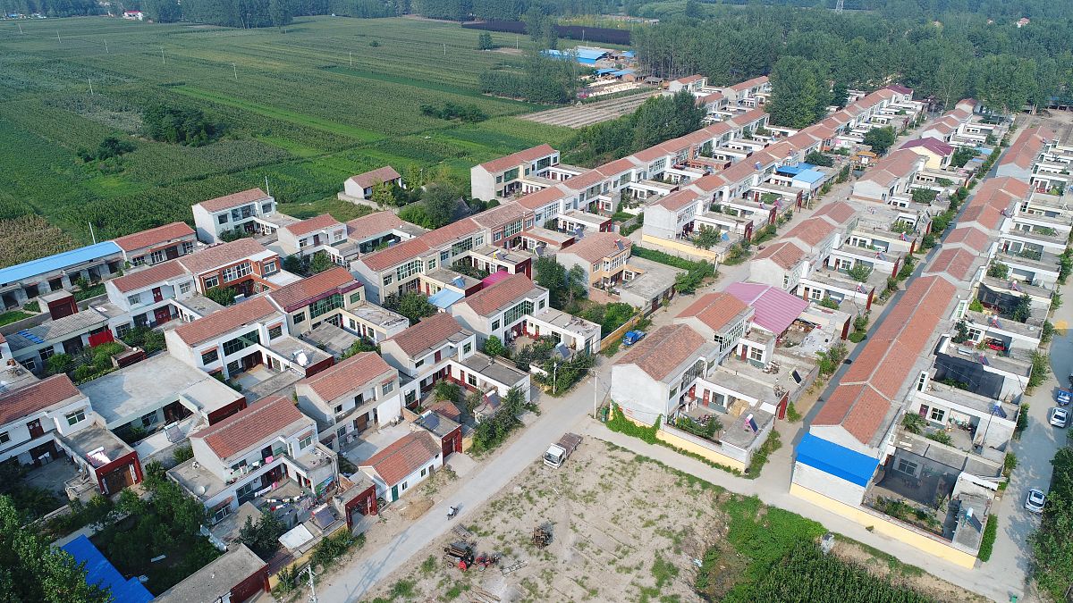 农村宅基地门前道路纠纷。要求：写一篇500字左右的文章不能出现电话。