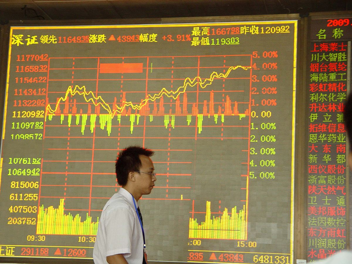 2009年8月20日,海南省海口市一家证券营业部,一名证券工作人员从电子