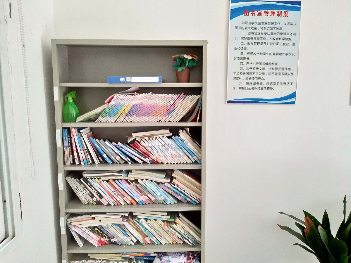 假设图书管的图书包含书名、编号、作者属性和出版社等属性读者包含姓名、ID和借书属性每位读者最多可以借6本书。编写程序列出某读者的借书情况用c++编写