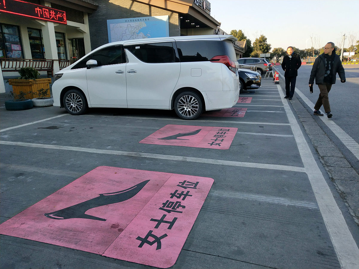 服务区设计说明：人性化、安全、便捷的综合服务设施