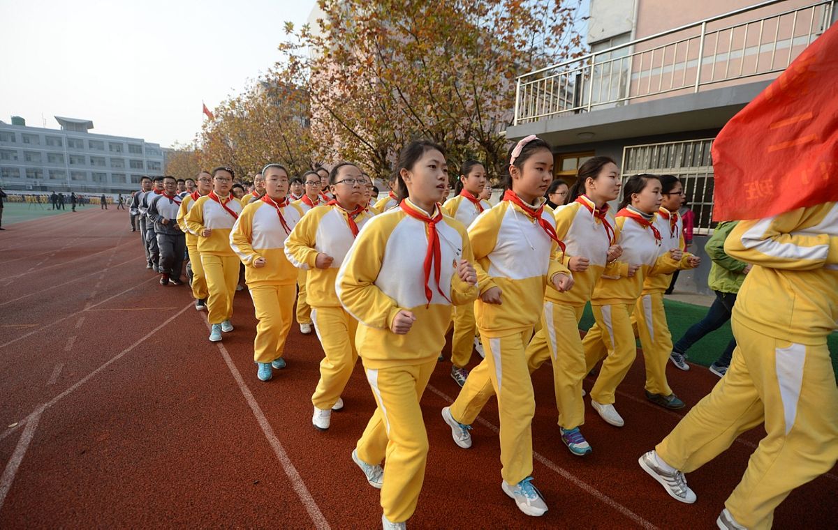2014年11月26日,江苏省扬州市,梅岭中学的1000多名学生在进行冬季跑操