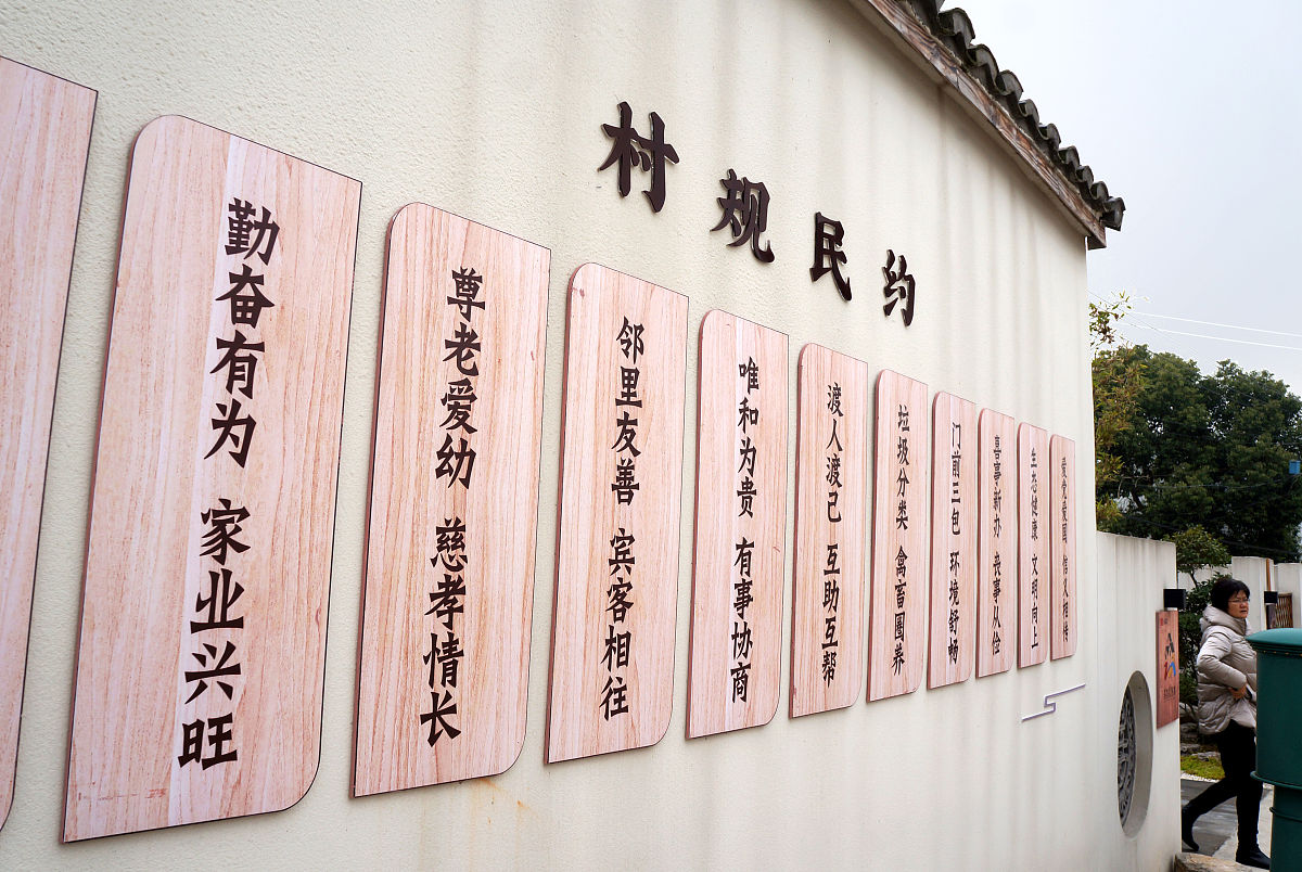 家训是对家族价值观的总结和规范它通常由家族长辈传承给下一代。在四合乡的家庭中家训主要包括忠孝仁爱、和睦友爱、勤俭节约、诚实守信等准则。以耿氏家训为例忠孝为本耕读传家。公益谦和勤俭持家。续写 家训是对家族价值观的总结和规范它通常由家族长辈传承给下一代。在四合乡的家庭中家训主要包括忠孝仁爱、和睦友爱、勤俭节约、诚实守信等准则。以耿氏家训为例忠孝为本耕读传家。公益谦和勤俭持家。续写