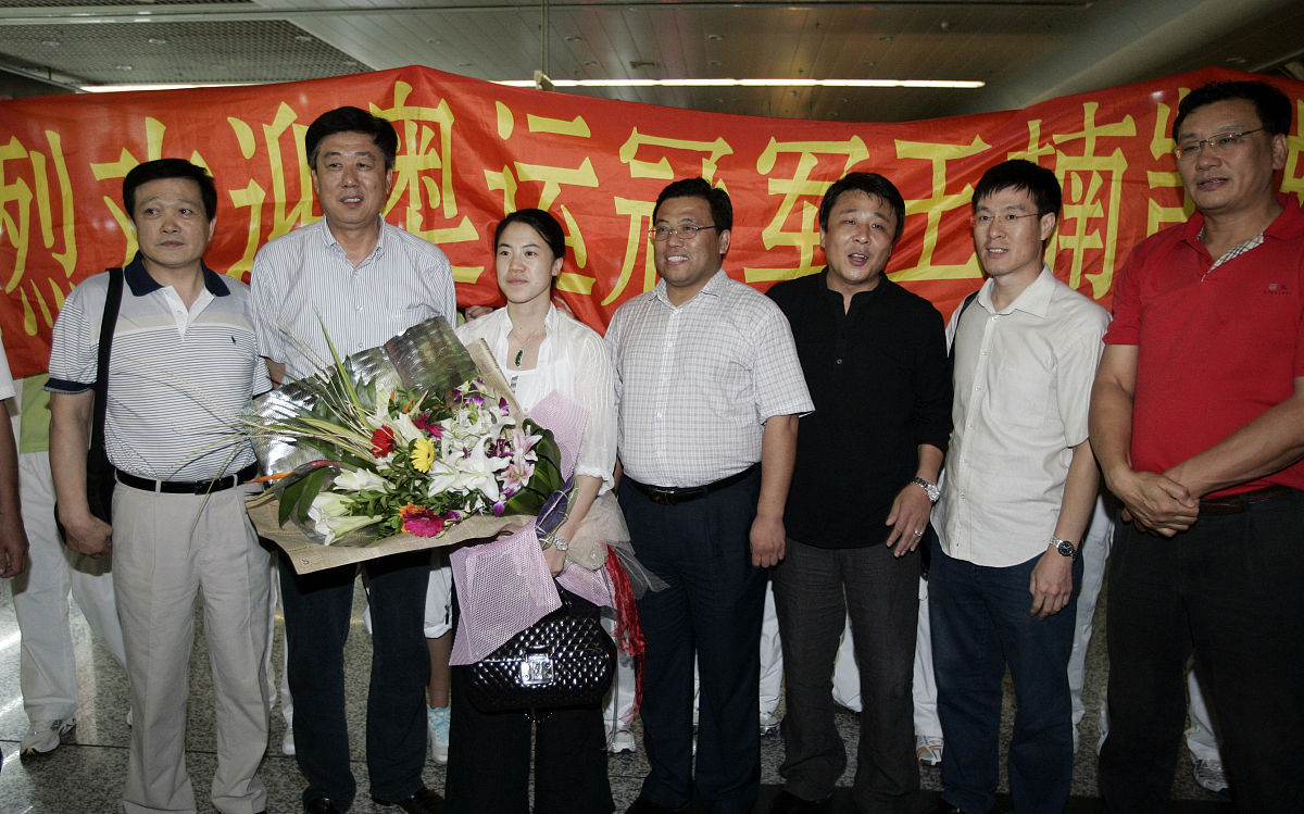 2008年9月7日,沈阳桃仙机场,奥运冠军王楠和老公郭斌奥运会后首次回乡