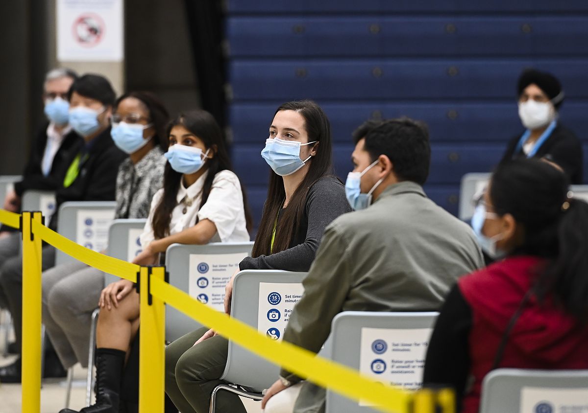 当地时间2021年3月1日,加拿大安大略省米西索加,医护人员在皮尔地区的