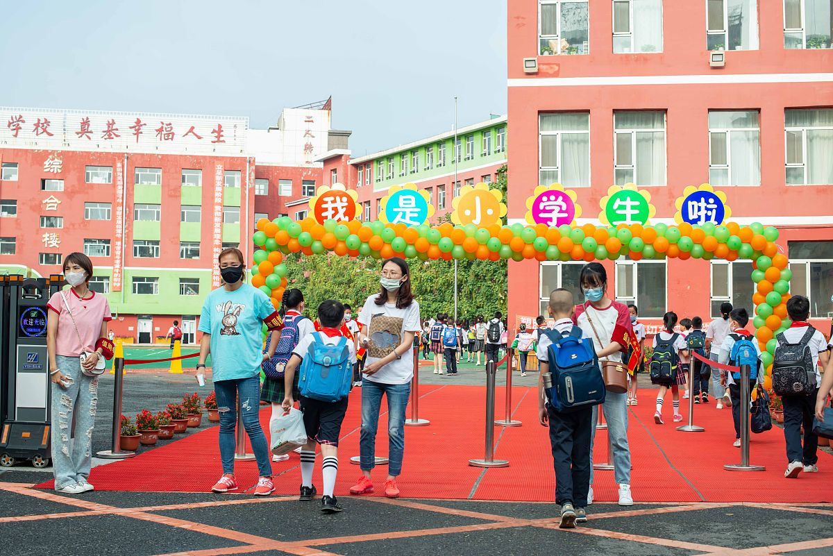 2021年8月23日,吉林市小学正式开学第一天,学校在校门口安排了迎接新