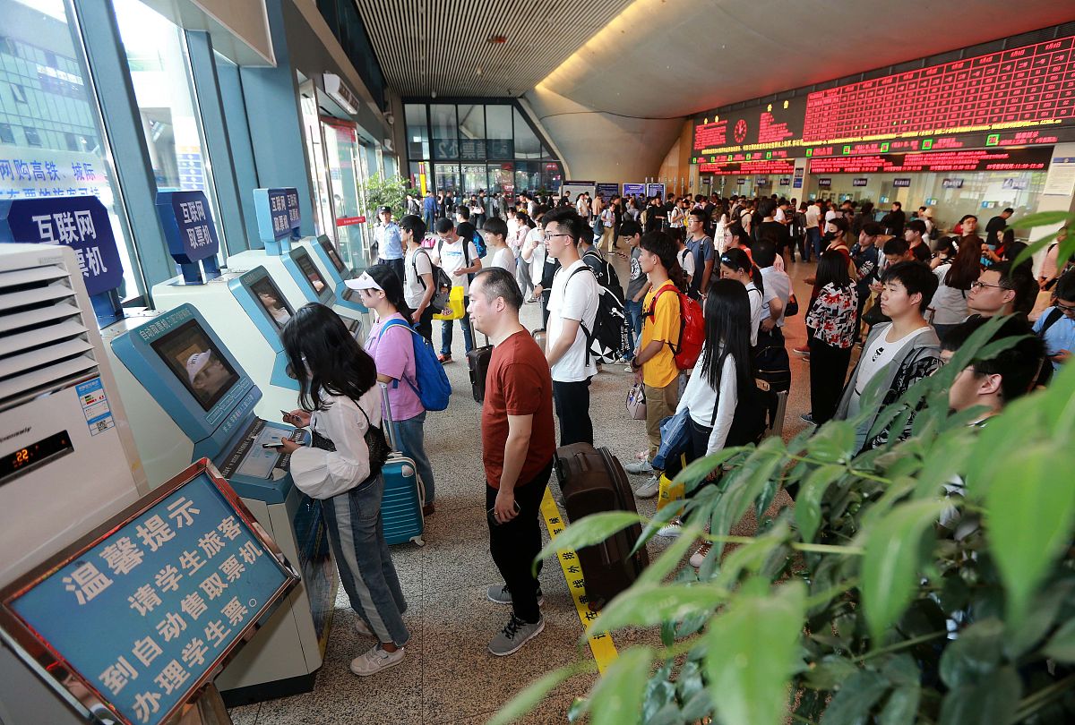 五一小长假火车票抢票大战全面打响，旅客们提前备战热情高涨