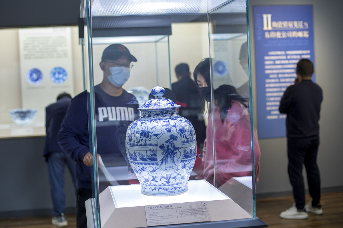 2021年11月3日,上海博物馆"东西汇融——中欧陶瓷与文化交流特展"开展