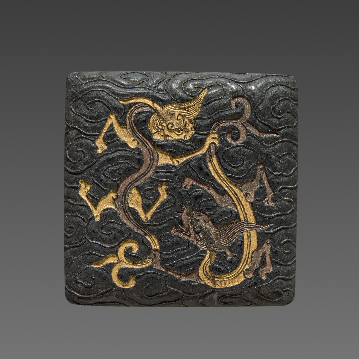 大英博物馆明代龙壁尺寸帮我用200字详细描述