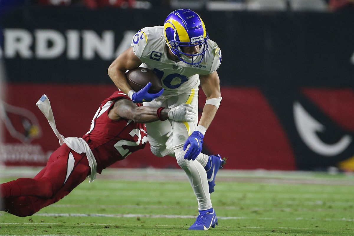los angeles rams wide receiver cooper kupp, right, makes a catch