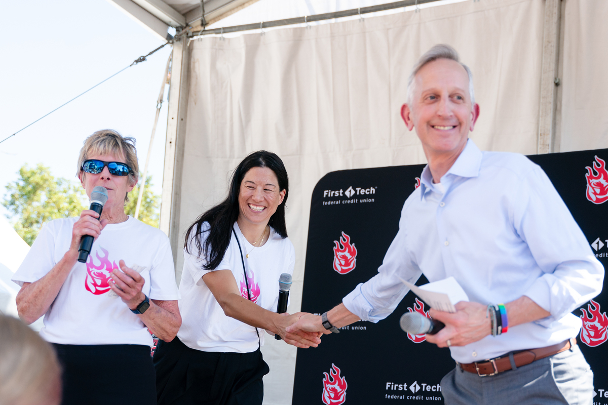 假定你是学校志愿者协会会长你将在国旗下演讲倡仪大家积极参与志愿者活动请你用英语写一篇发言稿内容包括 1、你的志愿者经历 ；2、你的感受或者志愿者工作的意义；3、你的倡议要求用rhetoric question引出topic词数150词语左右参考词汇：志愿者协会 Volunteer Association 会长president