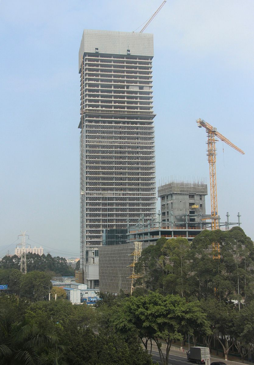 珠海中行总共9家中心行住房贷款当年投放74139万当年新增7942万。其中湾仔中心行2023年一季度住房贷款当年投放7570万排名第5当年新增268万排名第6。请从楼市市场、网点业务工作开展、队伍管理等方面分析湾仔中心行落后原因？并作下阶段工作计划及措施？