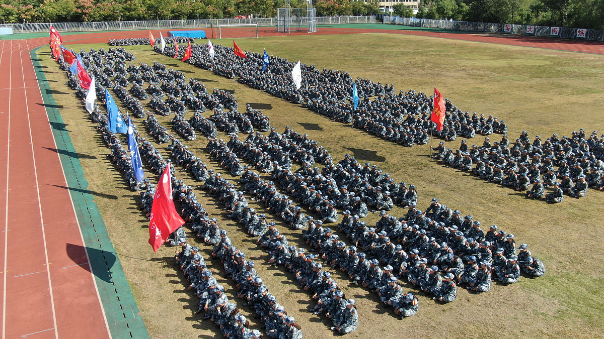经管学院方阵入场介绍：展现纪律、团结、军事素养