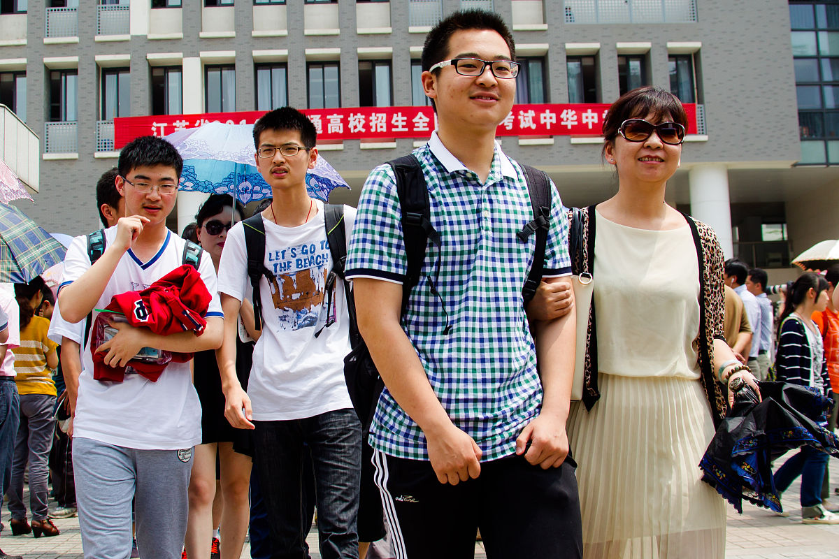 巴中女生上什么中专学校好？热门专业推荐及就业前景分析