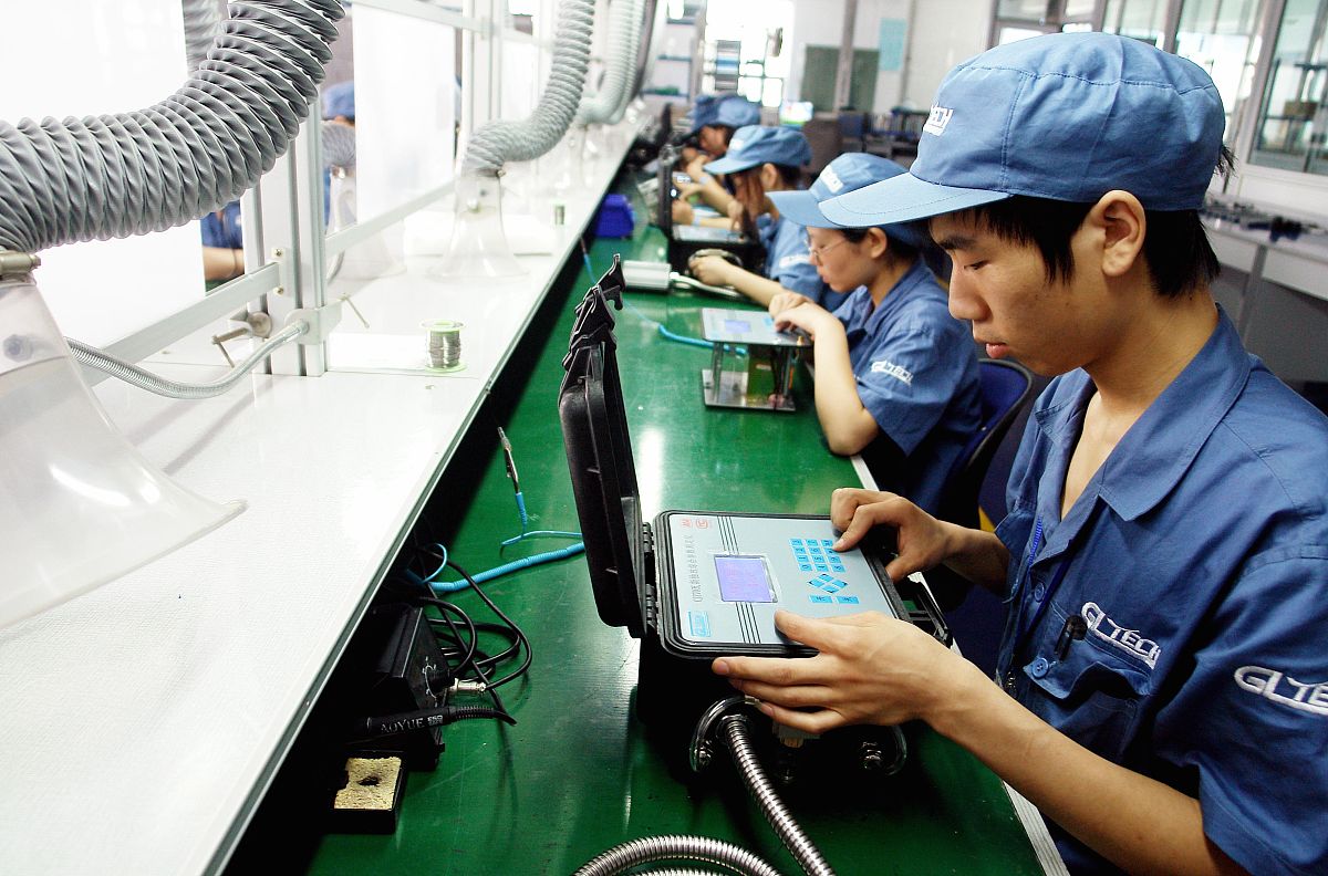 光缆密度作为工业智能化工具变量：对劳动力就业影响研究