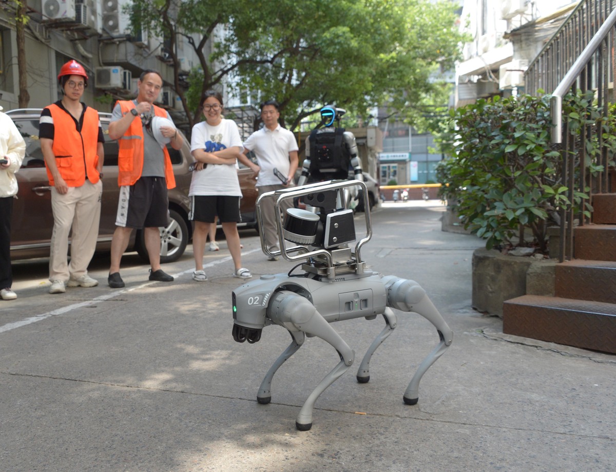 请概述论文《非平整路面上的仿生四足机器人步态规划及仿真分析》小节内容1 非平整路面的步态规划的内容