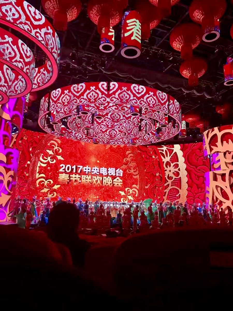 请在中国知网检索文献并以《电视节目跨界主持现象研究——以春晚为例》为题回答详细写一篇结语