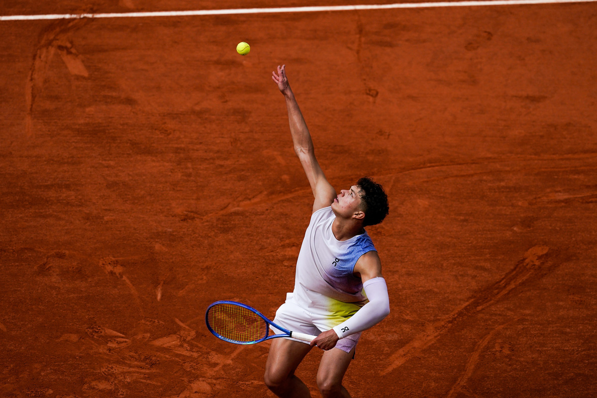 网球比赛动作描写：发球、接发球、挥拍等技巧解析