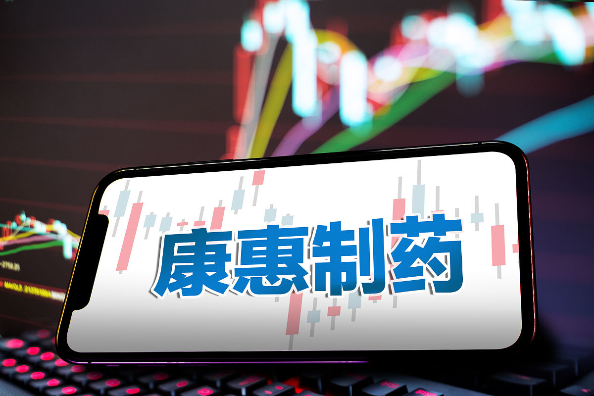 我是一位卖精神类药品的互联网药店的运营你提供一份618年中大促的群发文案活动是满三百减三十