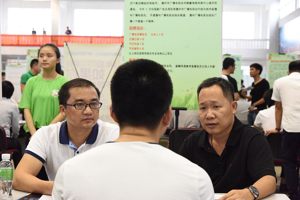 孔鹤峰老师：充满热情、经验丰富、深受学生喜爱的优秀教师